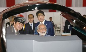 自由で開かれたインド太平洋戦略を掲げる日本は、巨大なインド市場への新幹線輸出に成功。ムンバイとアーメダバードを結ぶ約500キロを超低金利の円借款で支援する。写真は、JR東日本の職員(左)からシミュレーターの説明を受け、実際に操作するモディ首相(右)を見守る安倍晋三首相=2017年9月14日、インド・アーメダバード郊外、代表撮影