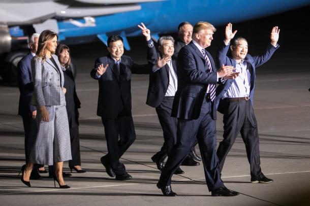 北朝鮮から解放されて帰国し、喜びを体で表す牧師のキム・ドンチョル氏(右端)、平壌科学技術大運営関係者のキム・ハクソン氏(右から4人目)、同大教授のキム・サンドク氏(右から5番目)。トランプ大統領らが出迎えた=2018年5月10日、米ワシントン郊外のアンドルーズ空軍基地、ランハム裕子撮影