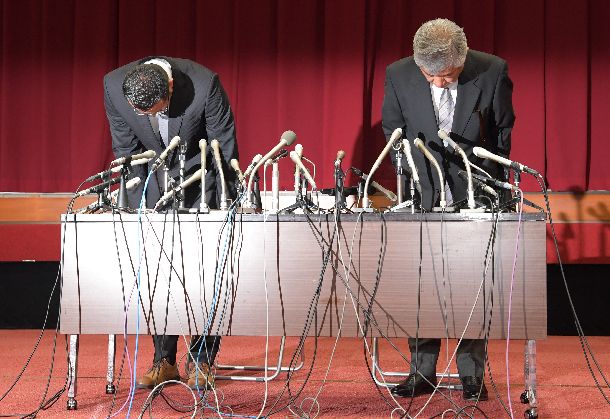 会見で謝罪する日大アメフト部の内田正人・前監督(右)と井上奨・前コーチ=2018年5月23日