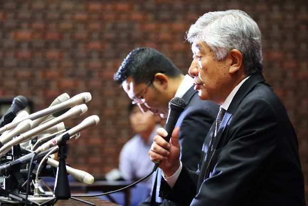 会見する日大アメフト部の内田正人・前監督(右)と井上奨コーチ=2018年5月23日、東京都千代田区