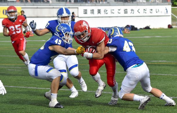 日大(赤)と関学大(青)の第51回定期戦は、21―14で関学大が勝利。問題のタックルはこの試合であった=2018年5月6日、東京・アミノバイタルフィールド