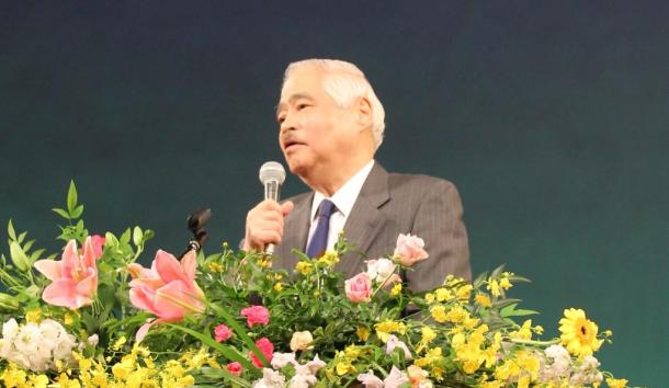 講演する岸井成格さん=名古屋市公会堂 2016年