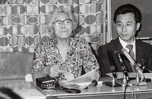 記者会見をする市川房枝さん1974年8月13日、東京都渋谷区代々木の婦連会館