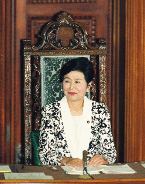 衆院本会議で初の女性議長に選ばれた土井たか子氏=1993年8月6日