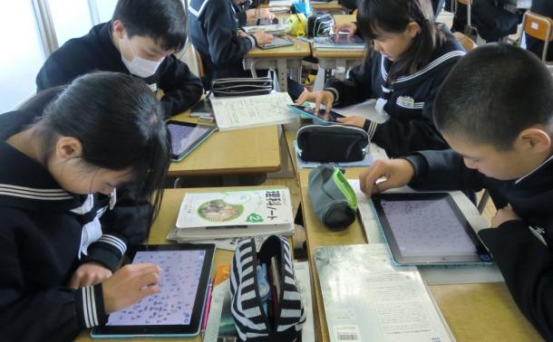 タブレットで学習する生徒たち。1台ごとにフィルタリングソフトが入っているという=三重県松阪市の三雲中学校