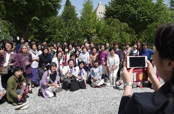 候補者男女均等法が成立し、国会議事堂を背に記念撮影する女性たち=2018年5月16日、東京都千代田区