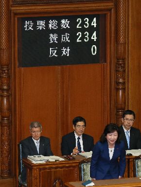 参院本会議で男女共同参画推進法が可決、成立し、頭を下げる野田聖子総務相兼男女共同参画担当相(手前)=2018年5月16日