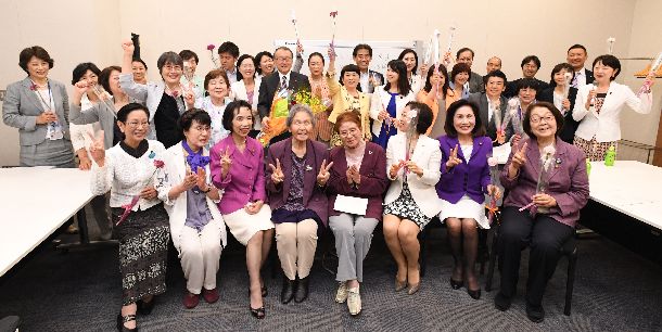 候補者男女均等法が成立し、記念写真に納まる超党派の議員と女性団体のメンバーら=2018年5月16日午後、東京・永田町の衆院第1議員会館