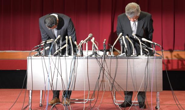 会見で謝罪する日大アメフト部の内田正人・前監督(右)と井上奨コーチ=2018年5月23日