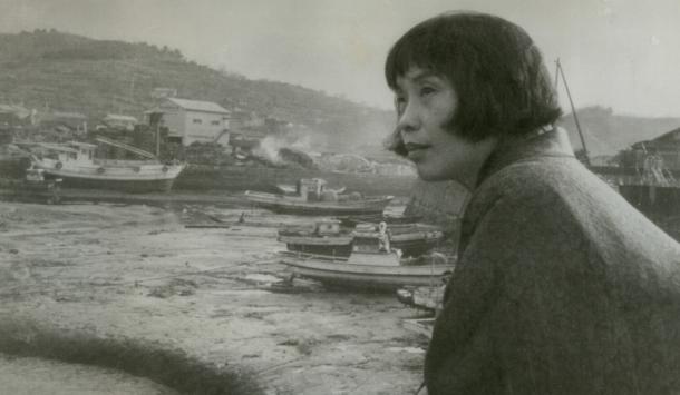 『苦海浄土わが水俣病』を世に出してまもないころの石牟礼道子(1968年3月撮影)。水俣市の百間港で