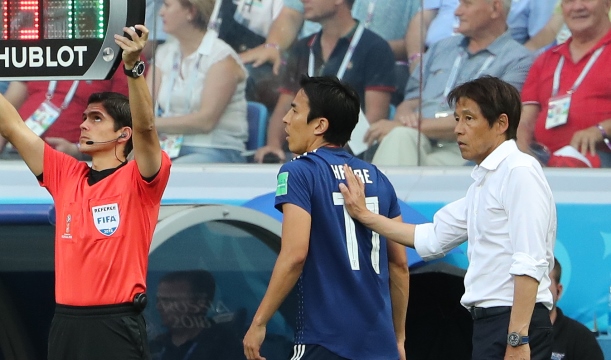 ポーランド戦後半、武藤と交代でピッチに向かう長谷部(中央)。西野監督は0-1のまま試合を終わらせることなどを指示した=2018年6月28日、ロシア・ボルゴグラード