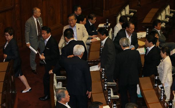 参院本会議で公職選挙法改正案が採決される直前に退席する立憲民主党などの議員ら=2018年7月11日