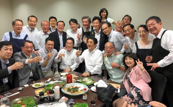 7月5日夜、安倍晋三首相(中央)らが参加した懇親会「赤坂自民亭」の集合写真=西村康稔官房副長官のツイッターから