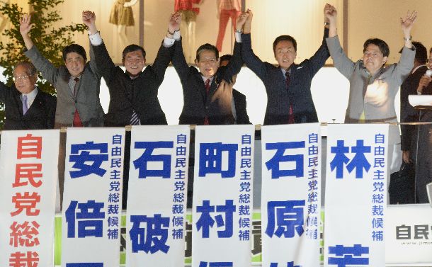 2012年の自民党総裁選。大阪で街頭演説する総裁候補者の(左から)安倍晋三氏、石破茂氏、町村信孝氏、石原伸晃氏、林芳正氏=2012年9月17日、大阪市中央区