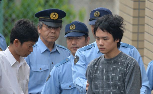 栃木今市市の小1女児殺害事件。送検のため今市署を出る勝又拓哉容疑者=2014年6月5日、日光市