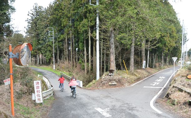 連れ去り現場付近の三差路。女児が事件当日、ここで同級生と別れた。