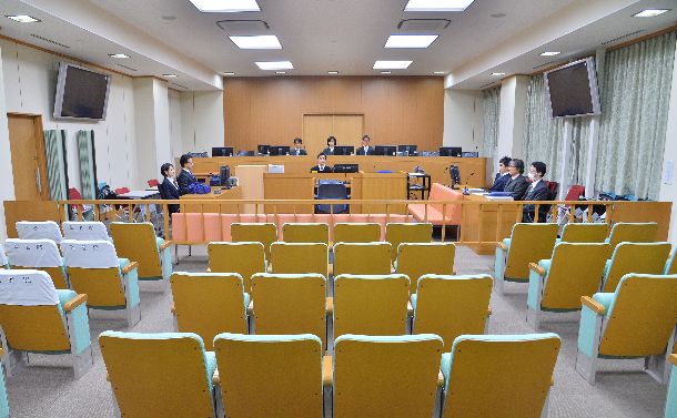 宇都宮地裁の206号法廷。左右に取り付けられた大画面にも取り調べの映像が映し出された=2016年4月8日