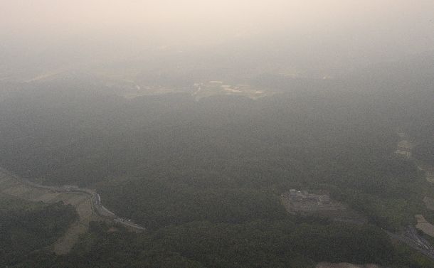 今市事件の女児の遺体が見つかった現場付近。画面上が栃木方面=茨城県常陸大宮市