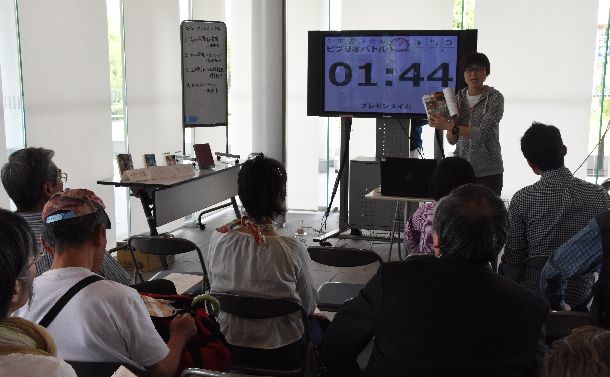 観客を前に発表者が5分間で本の魅力を伝えて競うビブリオバトル。本の読み方もいろいろだ=2018年5月19日、奈良市の県立図書情報館
