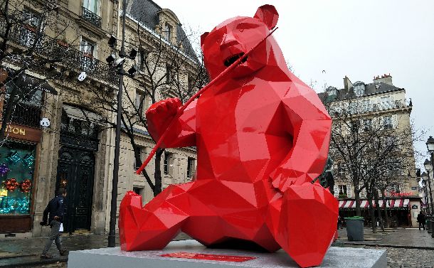 クリスマスシーズンでにぎわうサンジェルマン広場に登場した真っ赤なパンダの像。近くではパンダのぬいぐるみも売っていた。サンジェルマン地区と四川省のある地区による共同の慈善活動=2017年12月、パリ。吉岡桂子撮影