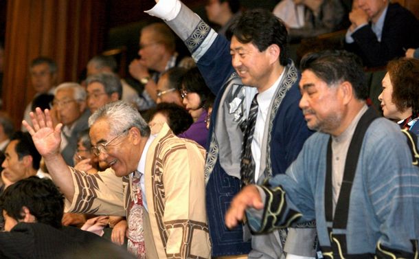アイヌ民族を先住民族と認める決議が行われる衆院本会議場で、傍聴席から議員に手を振る北海道ウタリ協会の人たち