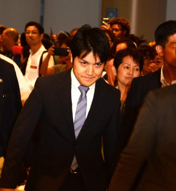米国へ向け出発する小室圭さん。搭乗口を通過する際、集まった報道陣に会釈をした=2018年8月7日午後6時8分、成田空港20180807